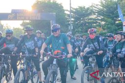 Aditya gowes bersama warga di Run and Ride