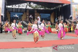 Tarian kolosal "Pesona Kalimantan"  tampil pada TKTB XXI di Kaltim