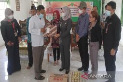 Peringati HUT Barsel ke-63, Penjabat Bupati bersama BPK salurkan bansos