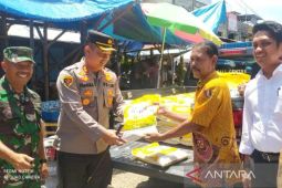 Polres Aceh Barat bagikan bantuan beras untuk pedagang kaki lima