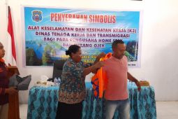 Pemerintah Raja Ampat bantu alat keselamatan bagi pelaku pariwisata