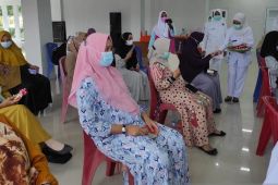 Pemkab Bangka membuka layanan vaksinasi malam hari