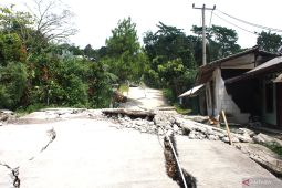 Dinas Kabupaten Bogor relokasi 10 rumah terdampak pergeseran tanah