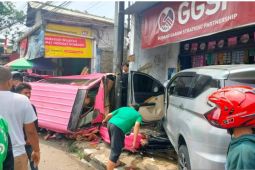 Tiga tewas dalam trabrakan minibus dengan angkutan umum