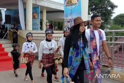 Aksi penyandang disabilitas di Festival Batang Hari Fashion Week