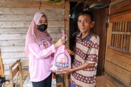 Relawan Ganjar di Kalbar berbagi sembako ke warga