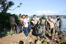 Personel gabungan bersihkan pesisir pantai Teluk Ambon, begini penjelasannya