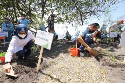 Bupati Ipuk bersama nelayan kampanye konservasi air