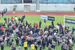 Suporter berhamburan ke lapangan saat laga  Persitema lawan PPSM belum usai