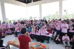Jaringan Relawan Srikandi Ganjar bagi-bagi sembako dan "voucher" BBM