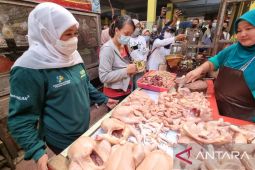 Blusukan pasar, Khofifah pastikan stabilitas harga kebutuhan pokok