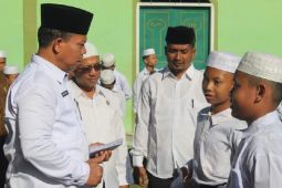 Kakan Kemenag Palas beri bantuan beasiswa kepada Santri Ponpes MTs Ruhul Islam