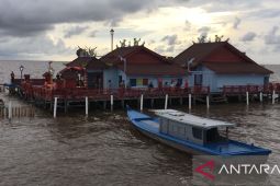Kelenteng terapung di tengah laut perairan Kalbar
