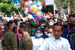 Warga berdesak-desakan menyambut Presiden Jokowi di pasar Ternate