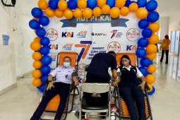 Daop 7 serahkan  bansos Rp550 juta ke kelompok budi daya ikan Nganjuk