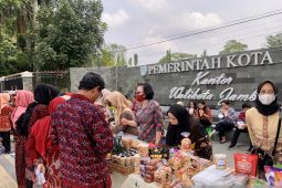 Parade Batik dalam rangka memperingati Hari Batik Nasional 2022