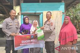 Polres Bangka Barat salurkan bantuan beras ke warga