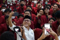 Zulkifli Hasan dorong maba UM Surabaya berani berkompetisi dan bersaing