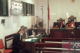 Mantan Wali Kota Ambon Richard Louhenapessy didakwa terima suap Rp11,259 miliar