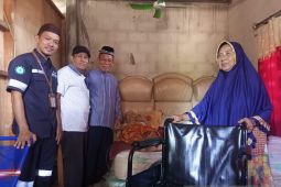 Terima bantuan kursi roda dari PT Timah Tbk untuk suaminya, Kurnia tak kuasa tahan air mata