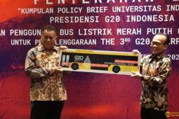 Rektor serahkan buku 'Policy Brief' UI dukung Presidensi G20