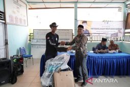 Sebarluaskan Perda, Heryawandi Serahkan Bantuan Mobil Pelayanan Kesehatan dan Kursi Roda