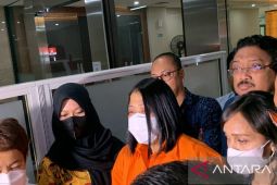 Putri Candrawathi pakai baju tahanan bernomor 077