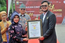 Rekor MURI mengenakan batik etnik di Jambi