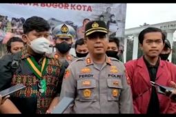 Polresta Bogor bagikan 100 paket sembako kepada sopir angkot dan ojek online