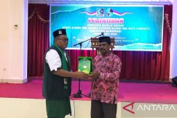 KAHMI beri penghargaan kepada Bupati Manokwari Hermus Indou