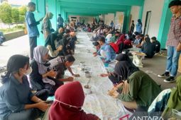 Ratusan mahasiswa Program PMM2 IKIP Budi Utomo membatik sepanjang 76 meter