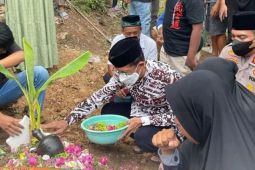 Bupati Suprawoto hadiri pemakaman Aremania Magetan korban tragedi Kanjuruhan