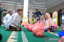 Pemkab Bangka Tengah salurkan paket sembako kepada lansia