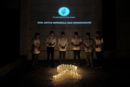 Taruna Merah Putih Surabaya nyalakan lilin untuk korban tragedi Kanjuruhan
