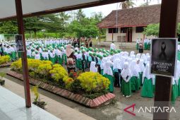 Pelajar di Kediri doa bersama untuk korban tragedi Kanjuruhan