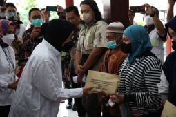 Gov't hands over compensation to heirs of Kanjuruhan victims