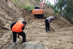 Akses jalan Selingkar Wilis Trenggalek sempat tertutup longsor