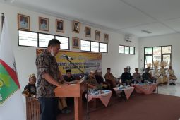 Bupati Lampung Tengah salurkan BLT-DD dan resmikan balai adat