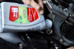 Perbedaan oli palsu dengan yang asli