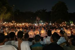 Ribuan warga Surabaya doa bersama untuk korban tragedi Kanjuruhan