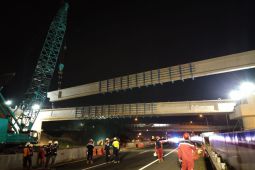 Jasamarga lanjutkan pemasangan gelagar jembatan proyek Tol Japek II Selatan