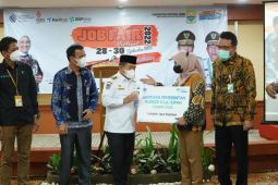 Kepala BPJS Ketenagakerjaan bersama Gubernur serahkan BSU ke pekerja di Jambi