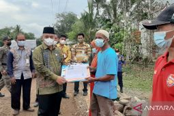 Bupati HSS serahkan bantuan korban kebakaran di Ida Manggala dan Amparaya