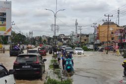 Banjir menyebabkan kemacetan lalu lintas di Palembang