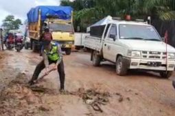 Polisi tambal jalur alternatif lintas nasional di Tanah Bumbu