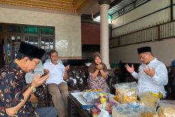 Ketua Golkar Jatim Sarmuji takziah ke rumah polisi korban tragedi Kanjuruhan