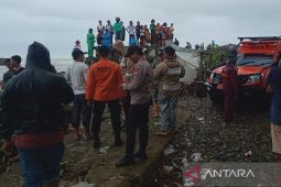 Nelayan Seluma hilang tergulung ombak