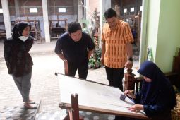 Wali Kota Kediri promosi tenun ikat ke sutradara Archie Hekageri