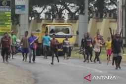 Warga Maripi blokade jalan trans Papua Barat