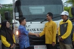 Satono serahkan truk solusi atasi sampah menumpuk Pasar Tebas
